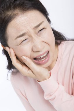 Asyalı son sınıf öğrencisi, diş ağrısı stüdyosu fotoğrafı çektirmiş.