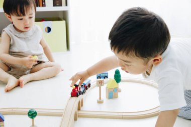 Odada oynayan iki tatlı Japon çocuk.