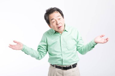 Kıdemli Asyalı beyaz arka planda ne yapacağını bilmiyor..