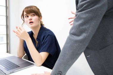 Dizüstü bilgisayarlı genç iş adamı ve kadın 