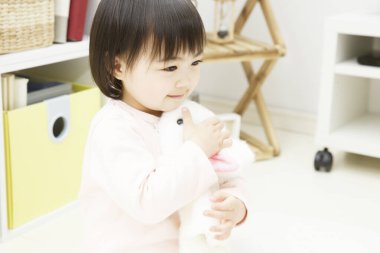 Oyuncaklı Asyalı kız.