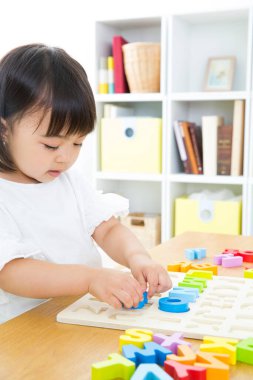 Renkli alfabe bulmacası ile oynayan kız