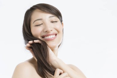 Doğal ciltli ve güzel saçlı güzel bir Japon kadının portresi.