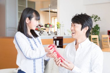 Babasına hediye getirmiş mutlu bir kız. 