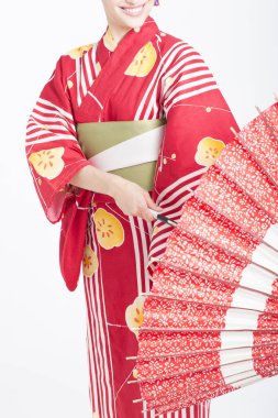 Kırmızı şemsiyeli güzel Japon kadın portresi. 