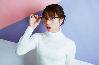 Gözlüklü güzel Asyalı kadın.