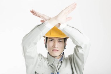 Beyaz stüdyo arka planında poz veren kasklı yakışıklı Japon bir adamın portresi.