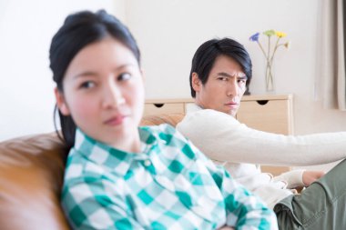 Genç Asyalı bir aile evde tartıştıktan sonra 