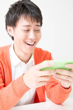 Japon adam beyaz arka planda cep telefonu kullanıyor