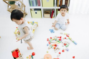 Odada oynayan iki tatlı Japon çocuk.