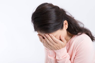 Asyalı son sınıf öğrencisi ağlıyor ve bunalımda.