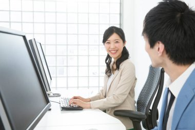 Ofiste çalışan iş adamı ve kadın.