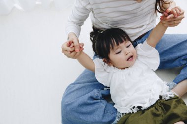 Genç anne ve kızı oynuyorlar.