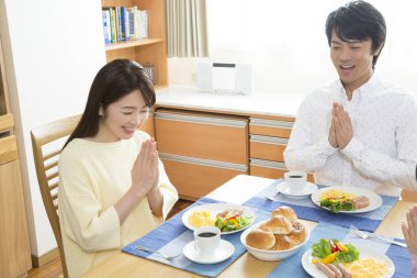 Çift kahvaltıdan önce dua ediyor.