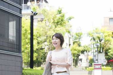 Şehirdeki genç kadın.