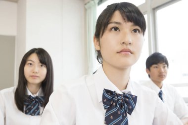 Sınıftaki Japon okul çocuklarını kapatın.