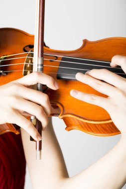 Güzel Asyalı kadın kemanla poz veriyor, yaklaşın.