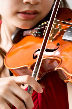 Güzel Asyalı kadın kemanla poz veriyor, yaklaşın.