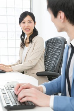 Ofiste çalışan iş adamı ve kadın.