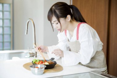 Mutfakta genç ve güzel bir kadının portresi.