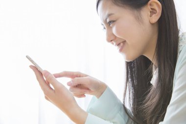 Genç Asyalı işkadını Smartphone kullanarak