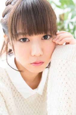 Kameraya bakarak genç Asyalı kadın 