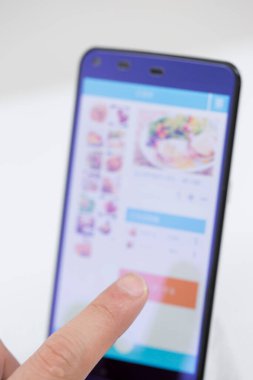 uygulamalı akıllı telefonu tutarken elinizi kapatın