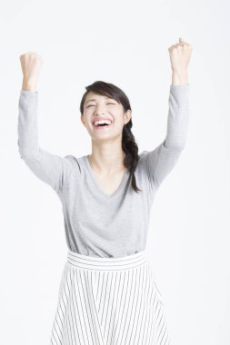 Yumrukları havada genç Asyalı kadın, stüdyo çekimi. 