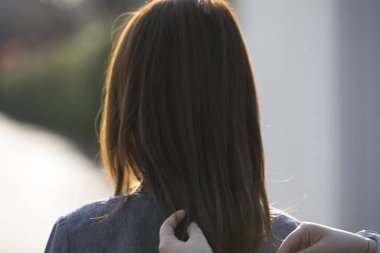 Geri görüşlü genç bir kadın 