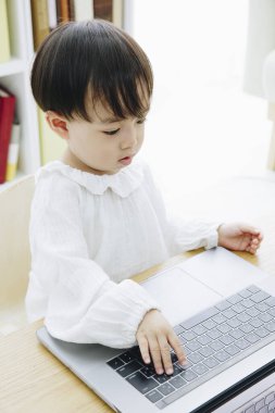 Asyalı çocuk dizüstü evde kullanma.