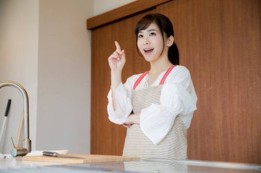 Asyalı kadın aşçının bir fikri var. 