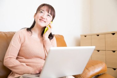 Evde çalışan Asyalı genç bir kadının portresi.