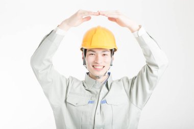 Beyaz arka planda Asyalı erkek mühendisin stüdyo resmi