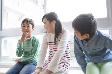 Okuldaki Asyalı çocuklar, iki erkek ve kız. 