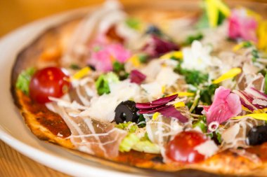 Etli, peynirli ve sebzeli pizza 