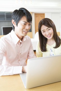 Genç çift bilgisayar kullanıyor.