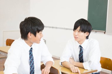 iki öğrenci sınıfta söz