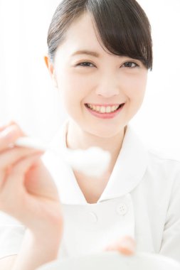 Hastanedeki genç Asyalı kadın doktorun portresi.