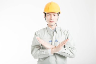 Beyaz stüdyo arka planında poz veren kasklı yakışıklı Japon bir adamın portresi.