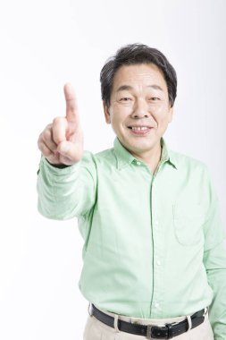 Parmağını kaldırmış son sınıf öğrencisi, stüdyo fotoğrafı.