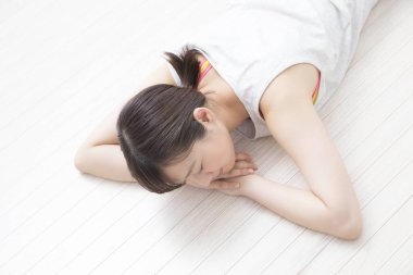 Asyalı kadın yerde yatarken 