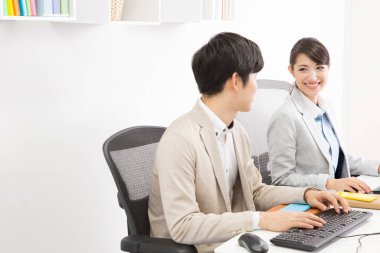 Asyalı iş adamları ofiste çalışıyor.