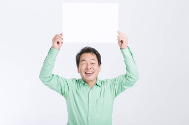 Olgun Asyalı iş adamı beyaz arka planda izole edilmiş, boş işaret gösteriyor..