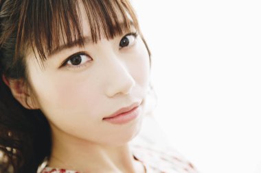 Güzel bir genç kadının portresi.