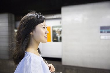 Metro istasyonundaki Asyalı kadın.