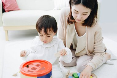 Evde annesiyle oynayan tatlı bir Japon kızı.