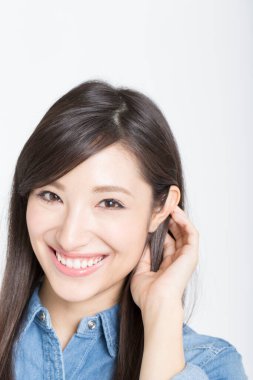 Güzel Japon kadın beyaz arka planda kameraya bakıyor. 