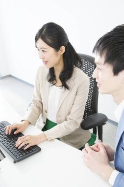 Ofiste çalışan iş adamı ve kadın.