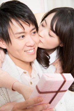 Genç Asyalı çifti hediye kutusuyla kapatın.