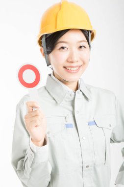 Beyaz stüdyo arka planında poz veren kasklı güzel Japon kadının portresi.